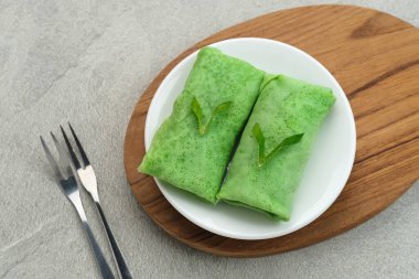 Kue dadar gulung (Hindistan cevizli tatlı krep), Hindistan cevizi rendelenmiş palmiye şekerli Endonezya tatlısı.. 