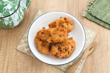 Mentol ya da lentho, Endonezya 'dan tipik bir aperatif. Cassava, tolo fasulyesi ve hindistan cevizinden yapılır..