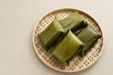 Nagasari, Endonezya 'dan geleneksel pasta, pirinç unu, sago unu, hindistan cevizi sütü ve muzla dolu..