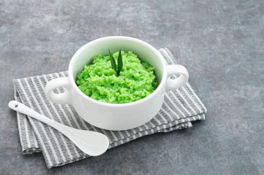 Teyp Ketan Pandan mayalanmış pirinç ile yapılan tipik bir Endonezya yemeğidir.. 