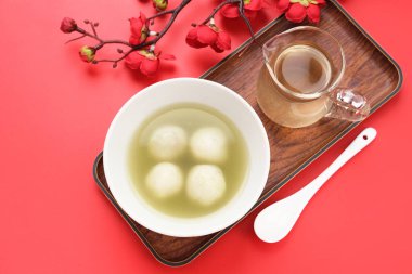 Ronde (Tang Yuan, glutinous rice dumpling balls) zencefilden yapılan geleneksel bir sıcak içecek. Wedang Ronde 'deki yapışkan pirinç topları genellikle püre ve esmer şeker içerir.. 