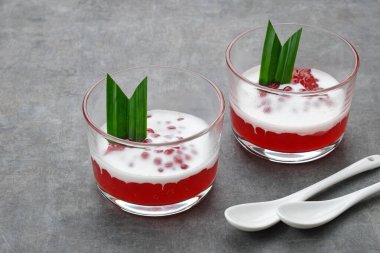 Bubur Sagu Mutiara, Endonezya Sago Tatlısı. İnci sago, şeker, pandan yaprağı ve hindistan cevizi sütü..  