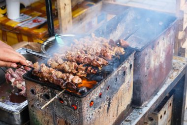 Izgarada Sate Kambing. Endonezya 'nın popüler sokak yemeklerinden biri.