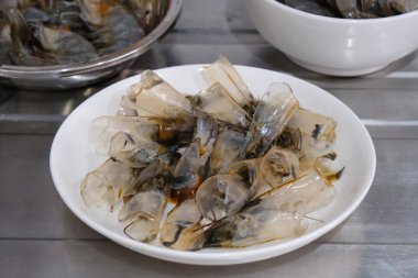 Karides kabuğu soyan ve yemek pişirmek için temizlik yapan eller. Yemek hazırlama.