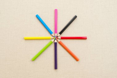 Renkli tahta kalemler farklı renklerde.
