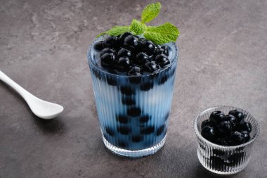 Kelebek sütü köpüklü çay boba tapyoka incileri ve nane garnitürlü.