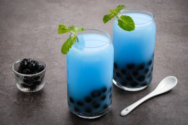 Kelebek sütü köpüklü çay boba tapyoka incileri ve nane garnitürlü.