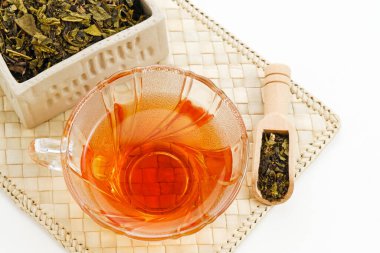 Bardakta sıcak çay, geleneksel içecek.