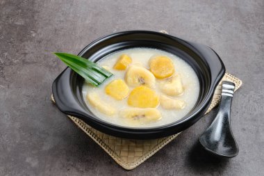 Kolak Pisang Ubi, muz, tatlı patates, hindistan cevizi sütü, şeker ve pandanus yapraklarından yapılmış. Endonezya geleneksel yemekleri 