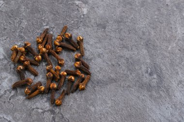 Kurutulmuş karanfil ya da sangkeh, kurutulmuş otlar. 