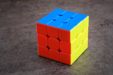 Bir Rubik küpü, matematiksel bir problem, siyah arkaplan küplerinde izole edilmiş.