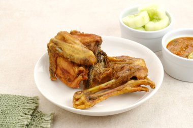 Ayam Goreng veya kızarmış tavuk sambal ve salatalık, Endonezya yemeği