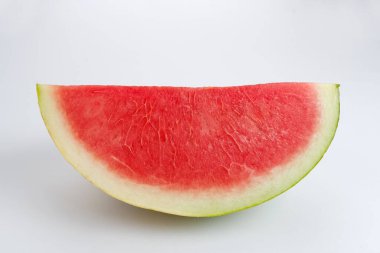 Taze olgun karpuz dilimi beyaz arka planda izole edilmiş.