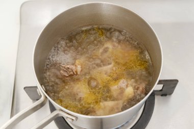 Paslanmaz çelik tencerede kaynamış biftek kaburgaları. 