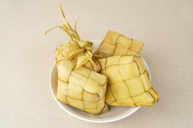 Ketupat veya pirinç köftesi, bayram boyunca popüler olan yerel bir lezzet. Endonezya geleneksel yemekleri