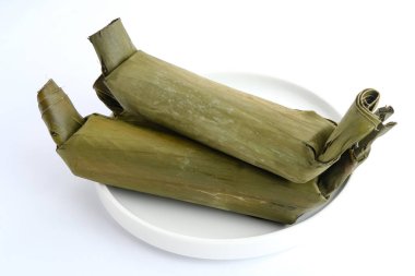Lontong, pirinç muz yaprakları içinde yuvarlandı ve haşlandı. Endonezya geleneksel yemekleri