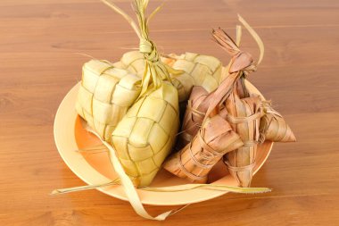 Ketupat Lepet, Endonezya geleneksel yemekleri, Kurban Bayramı 'nda popüler.