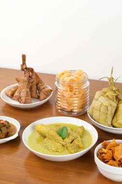 Opor Ayam, ketupat ve sambal goreng ati ile servis edilir. Kurban Bayramı 'nda popülerdi. Endonezya geleneksel yemekleri
