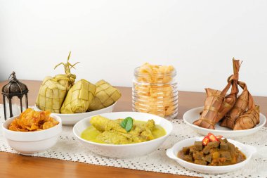 Opor Ayam, ketupat ve sambal goreng ati ile servis edilir. Kurban Bayramı 'nda popülerdi. Endonezya geleneksel yemekleri