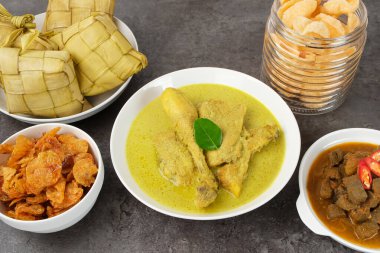 Opor Ayam, ketupat ve sambal goreng ati ile servis edilir. Kurban Bayramı 'nda popülerdi. Endonezya geleneksel yemekleri