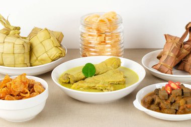 Opor Ayam, ketupat ve sambal goreng ati ile servis edilir. Kurban Bayramı 'nda popülerdi. Endonezya geleneksel yemekleri