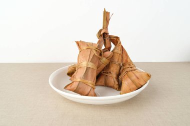Lepet, glutinous pilavı ve rendelenmiş hindistan cevizi yaprağına sarılı. Ramadhan ve Ramazan Bayramı 'nda popülerdi. Endonezya geleneksel yemekleri