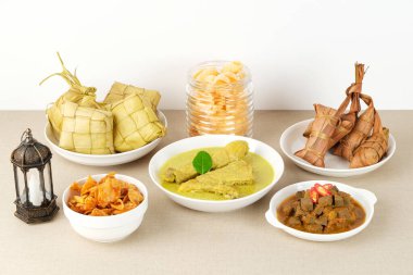 Opor Ayam, ketupat ve sambal goreng ati ile servis edilir. Kurban Bayramı 'nda popülerdi. Endonezya geleneksel yemekleri