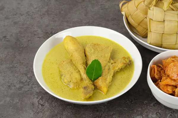 Opor Ayam, geleneksel Endonezya yemeği, hindistan cevizi sütü ve baharatlarla pişirilmiş tavuk. Kurban Bayramı 'nda popüler. 