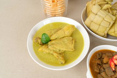 Opor Ayam, ketupat ve sambal goreng ati ile servis edilir. Kurban Bayramı 'nda popülerdi. Endonezya geleneksel yemekleri