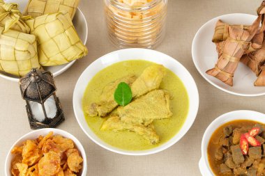 Opor Ayam, ketupat ve sambal goreng ati ile servis edilir. Kurban Bayramı 'nda popülerdi. Endonezya geleneksel yemekleri