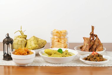 Opor Ayam, ketupat ve sambal goreng ati ile servis edilir. Kurban Bayramı 'nda popülerdi. Endonezya geleneksel yemekleri