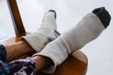 Çorapları olan yaşlı kadın.