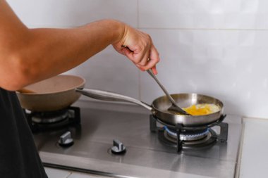 Adam fırında tavada kızarmış yumurta pişiriyor.. 