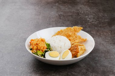 Nasi Gudangan, çeşitli sebzelerle servis edilen pirinç rendelenmiş hindistan cevizi ve çeşitli mezeler. Endonezya yemekleri