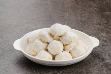 Kue Putri Salju ya da hilal şeklinde Pamuk Prenses Kurabiyeleri. Un, şeker ve pudra şekeriyle kaplanmış tereyağından yapılmıştır.. 