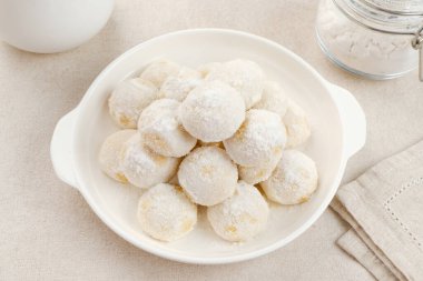 Kue Putri Salju ya da hilal şeklinde Pamuk Prenses Kurabiyeleri. Un, şeker ve pudra şekeriyle kaplanmış tereyağından yapılmıştır.. 