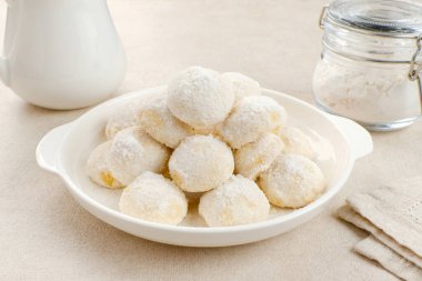 Kue Putri Salju veya Pamuk Prenses Kurabiyeleri. Un, şeker ve pudra şekeriyle kaplanmış tereyağından yapılmıştır.. 