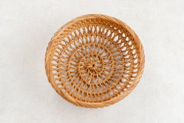 Boş rattan hasır sepet. Kapat.