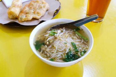 Bir kase Soto Daging ya da fasulye filizli biftek çorbası.