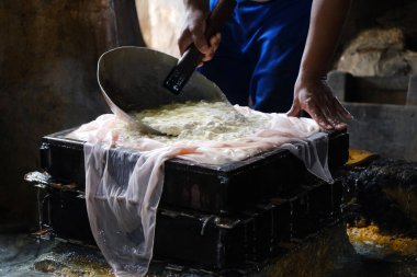Geleneksel Tofu Fabrikada İşlem Yapıyor
