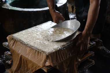 Geleneksel Tofu Fabrikada İşlem Yapıyor