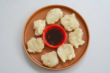 Cireng, Endonezya, Batı Java 'dan lezzetli bir aperatif, tapyoka undan yapılmış ve bol yağda kızartılmış, baharatlı sosla servis ediliyor..