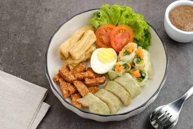 Gado Gado, Endonezya geleneksel fıstık soslu sebze salatası, pirinç keki, tofu, tempeh ve yumurta.