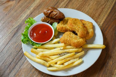 Karışık tabak, içinde patates kızartması, sosis ve nugget bulunan bir tabak abur cubur.