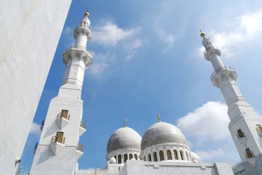 Şeyh Zayed Camii 'nin güzel mimarisi, Solo Endonezya' daki Müslümanlar için ibadet yeri.