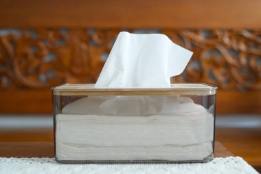 Ahşap masada akrilik doku kutusu