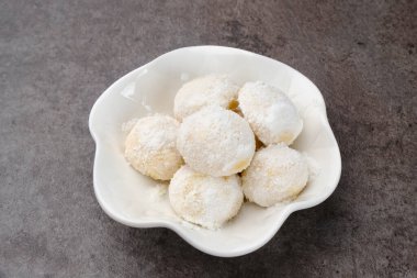 Kue Putri Salju veya Pamuk Prenses Kurabiyeleri. Un, şeker ve pudra şekeriyle kaplanmış tereyağından yapılmıştır.. 