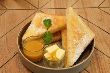 Kahvaltı için Kaya Jam ve Butter ile tost.