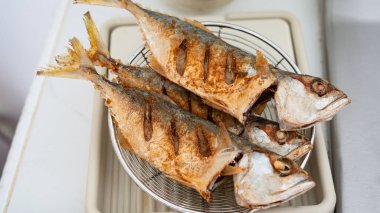 Ikan Kembung Goreng veya kızarmış uskumru balığı