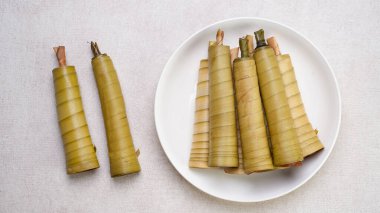 Clorot, Hindistan cevizi sütlü pirinç unundan yapılan geleneksel Endonezya pastası, koni şeklinde genç hindistan cevizi yapraklarına sarılmış..